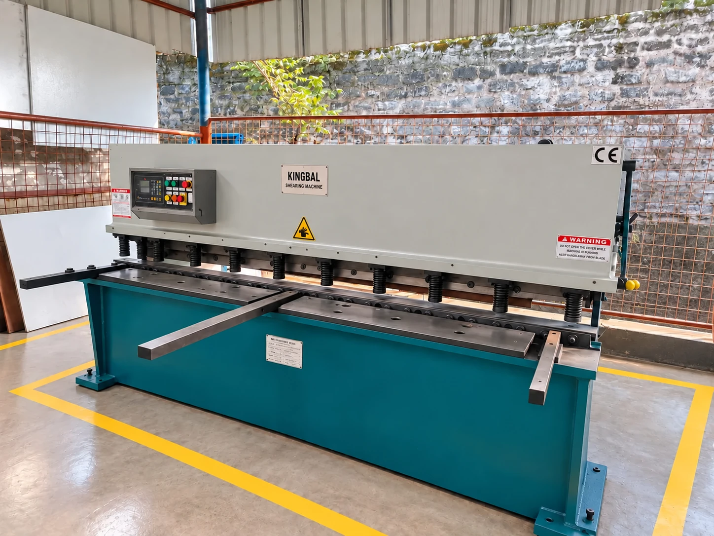 Sheet metal shearing machine