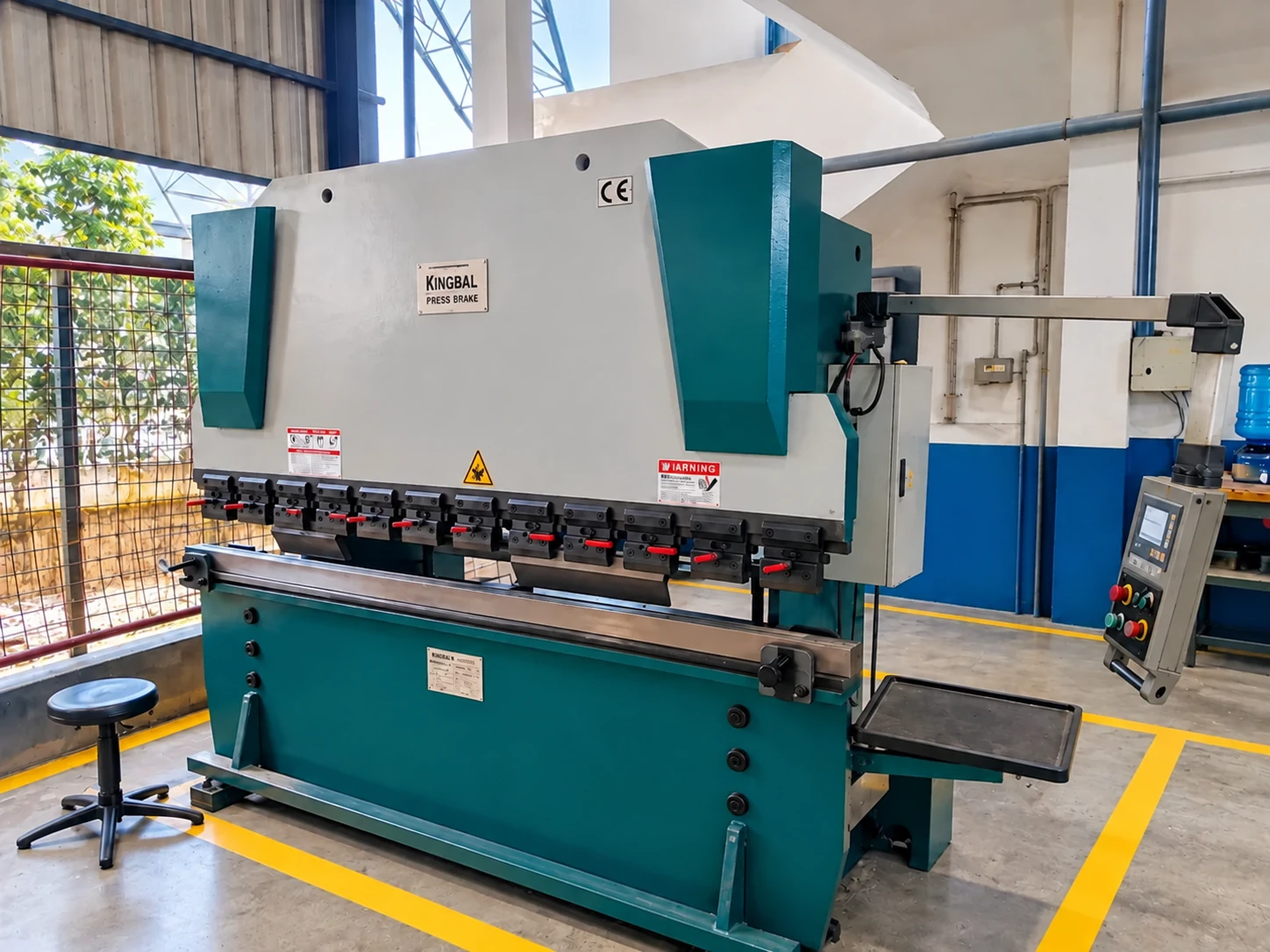 Press brake in the workshop